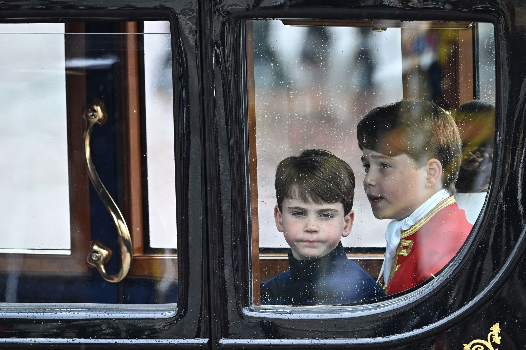 Пятилетний принц Луи снова зажигает: заскучавший внук Чарльза III на коронации кривлялся и отвлекал сестру. Забавные кадры