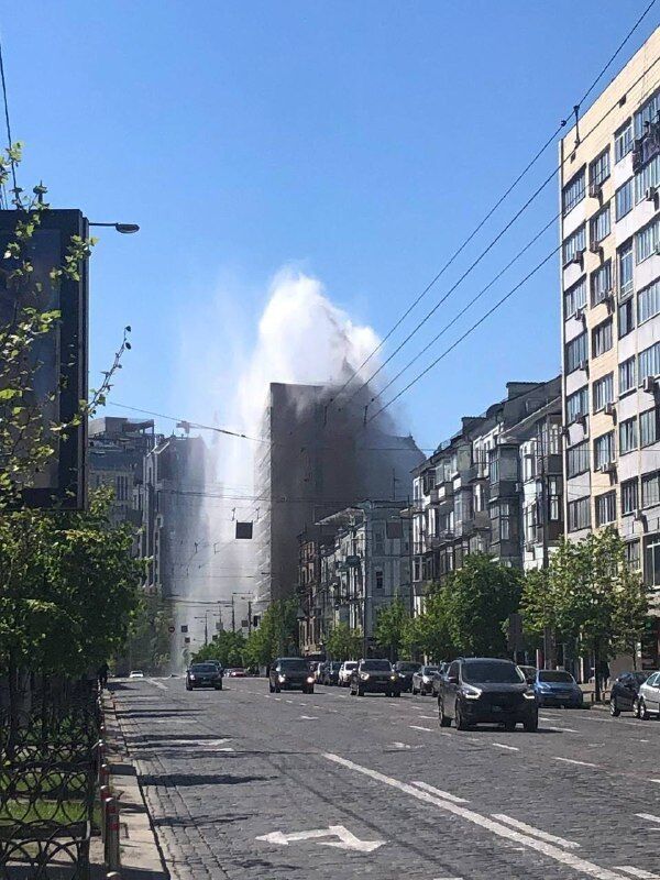 У Києві внаслідок прориву тепломережі виник "фонтан" заввишки з будинок. Фото і відео