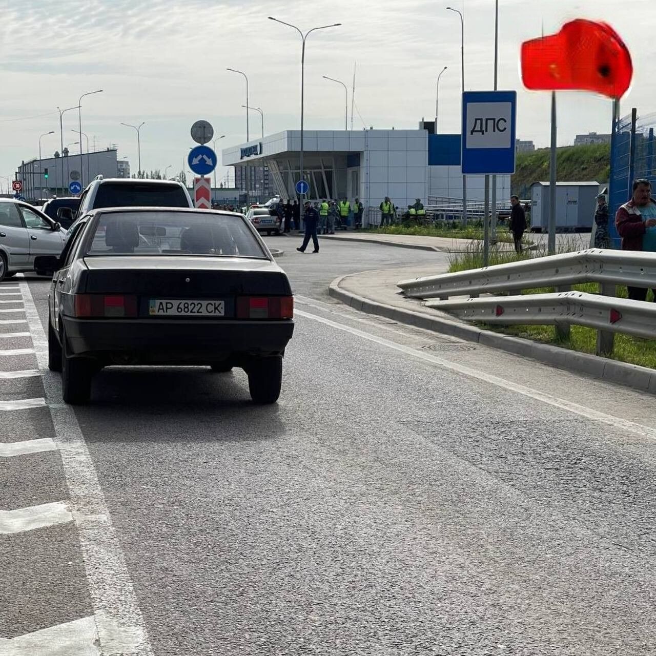 Авто разворачивали назад: оккупанты закрывали Крымский мост для движения, заявив об угрозе "бавовны". Фото и видео