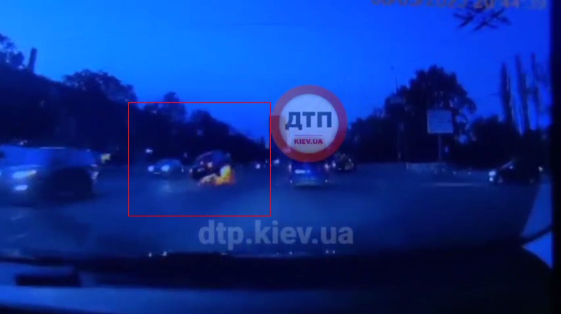 У Києві Chevrolet на швидкості протаранив відбійник, перекинувся та впав на Kia. Відео