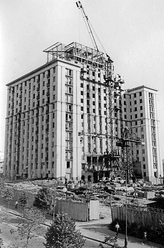 У мережі показали, як у середині 20-го століття будували один із найвідоміших готелів Києва. Архівні фото