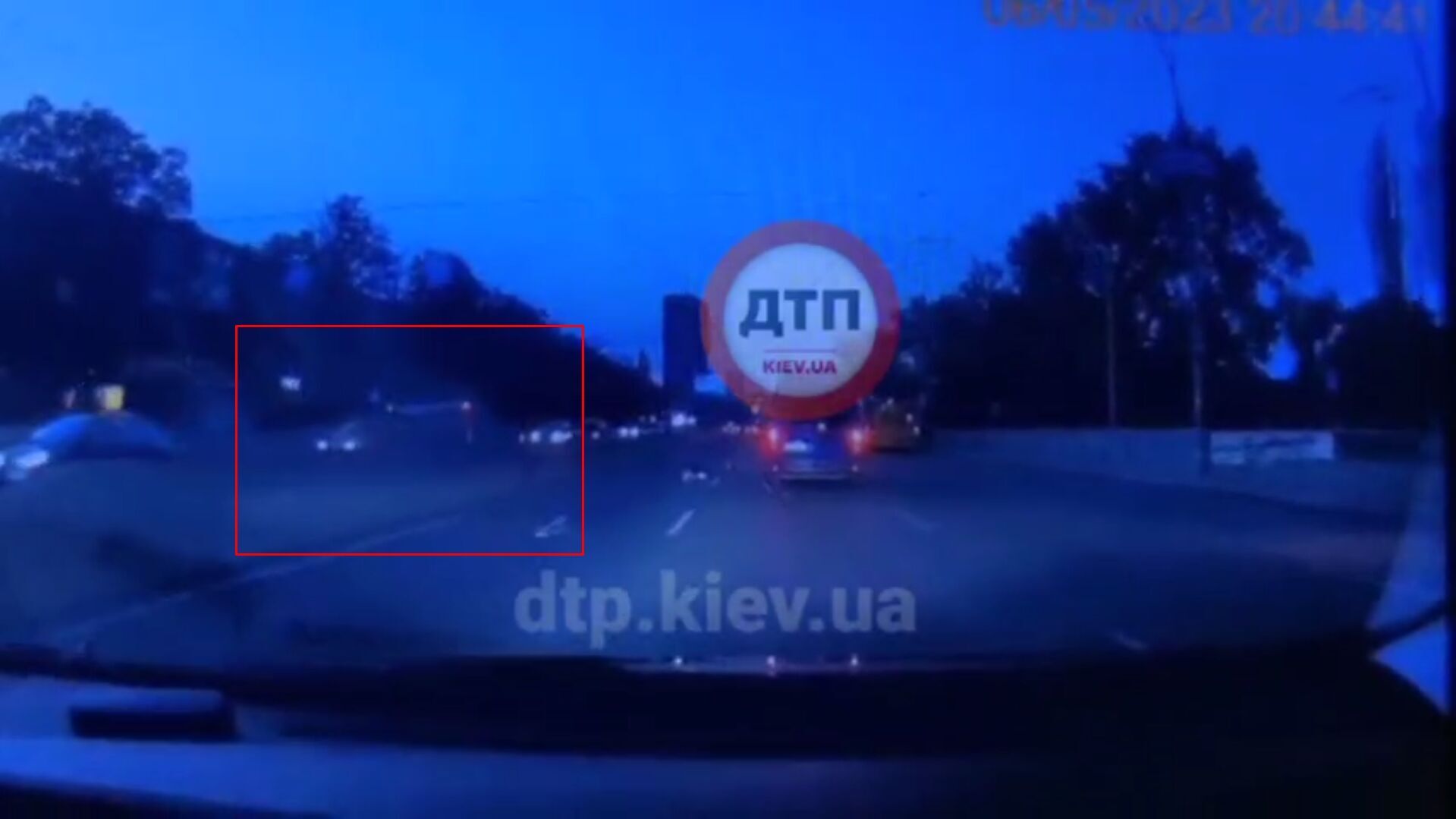 У Києві Chevrolet на швидкості протаранив відбійник, перекинувся та впав на Kia. Відео