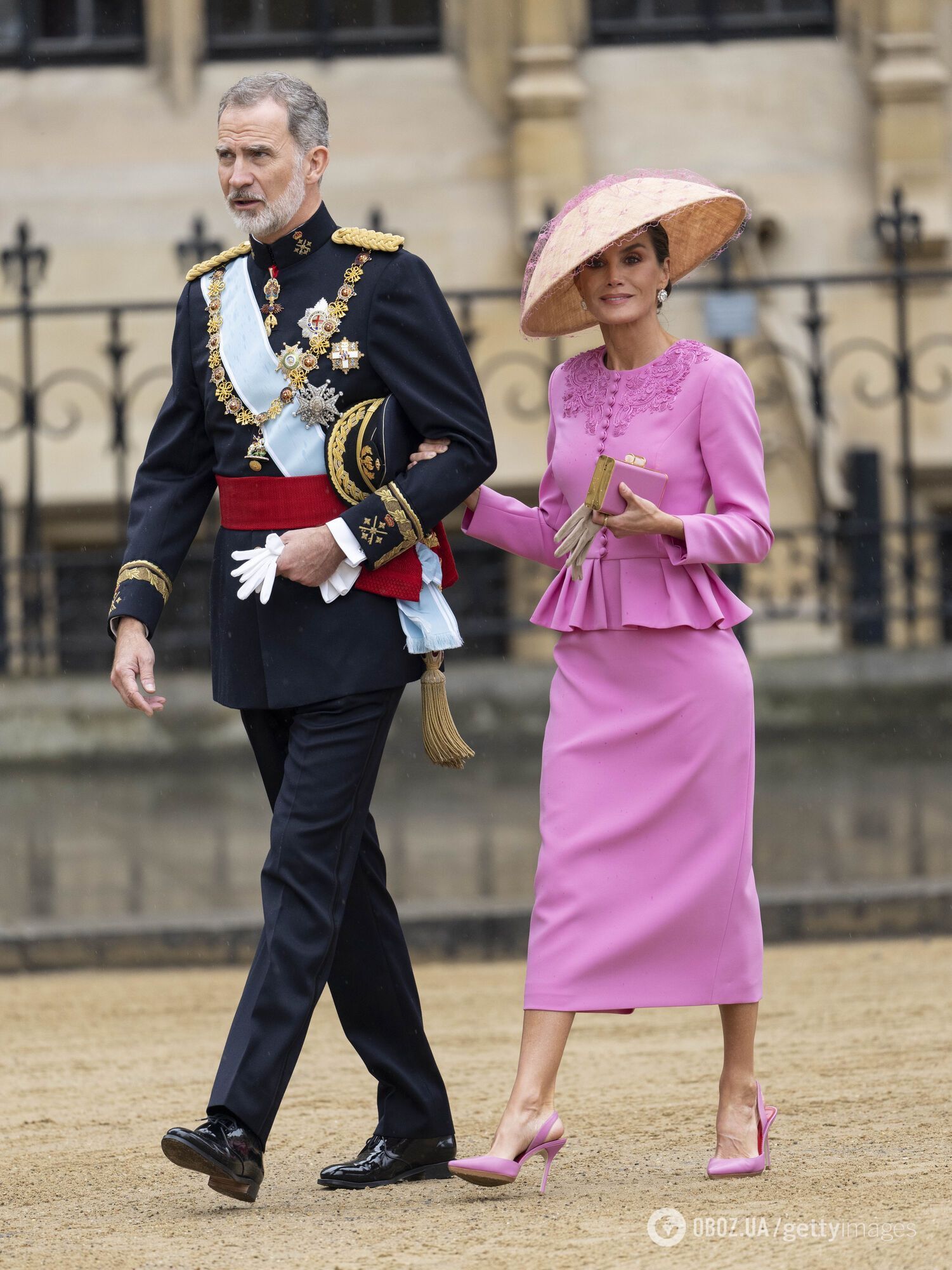 Унікальні сукні, коштовні підвіски та незвичні капелюшки: як одягнулися на коронацію Чарльза ІІІ монарші особи з інших країн