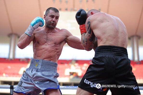 Знаменитий український боксер здобув перемогу нокаутом. Відео