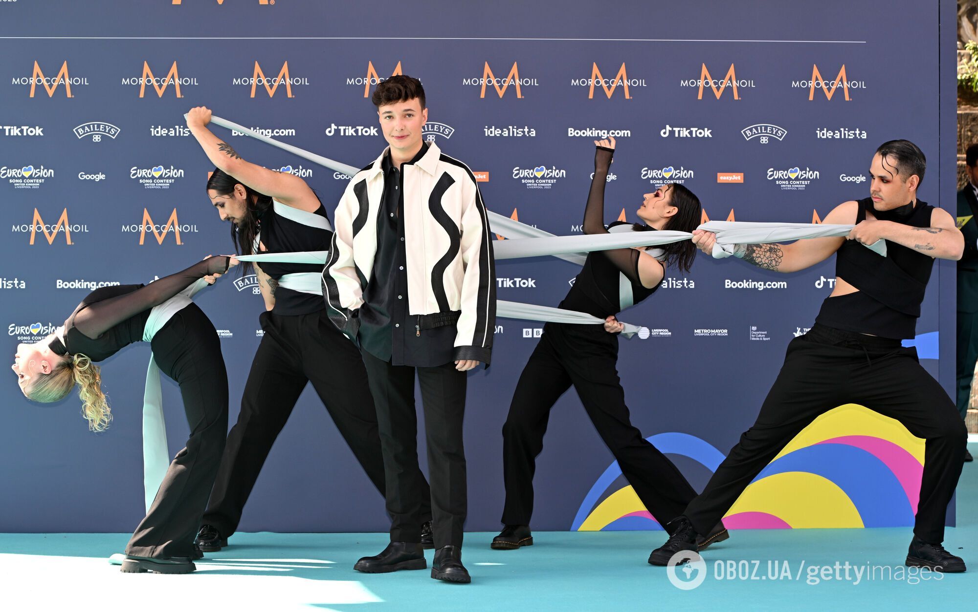 Евровидение-2023 официально открылось: участники из 37 стран прошлись по традиционной "бирюзовой дорожке". Фото и видео