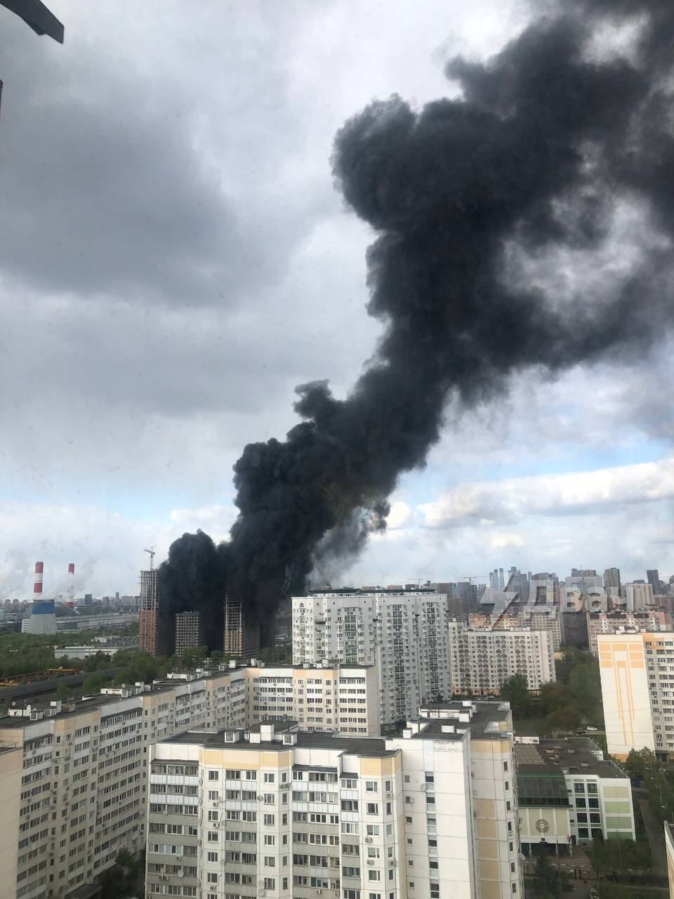 Москву накрыло облако черного дыма: вспыхнул масштабный пожар. Фото и видео