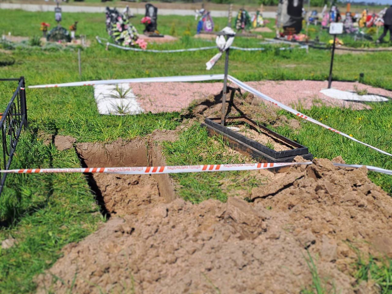 На Киевщине работники кладбища во время копания могилы обнаружили снаряд. Фото