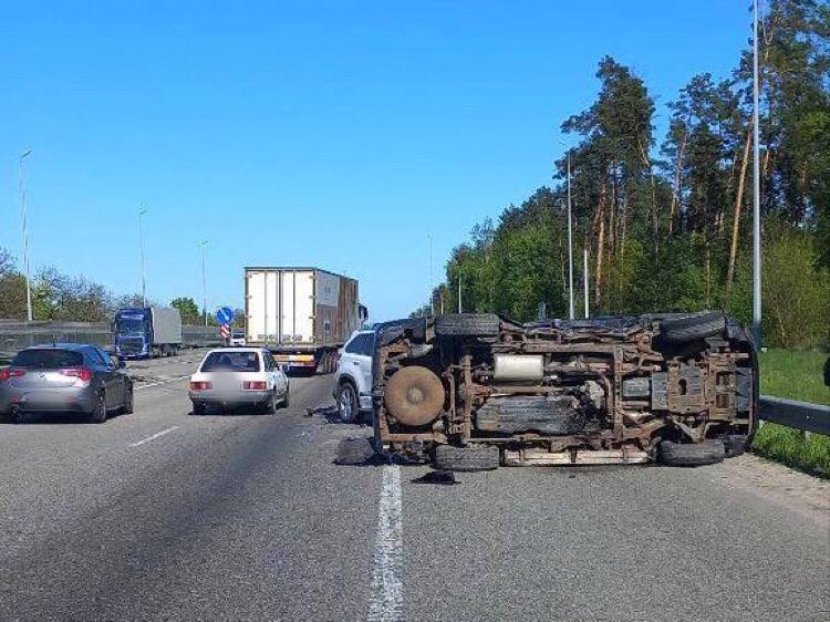 На Київщині зіткнулись Toyota та Lexus: від удару позашляховики відкинуло на зустрічну смугу руху. Фото