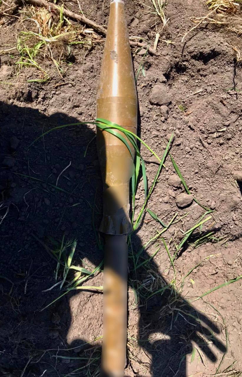 В Киевской области женщина в огороде нашла выстрел к ручному противотанковому гранатомету. Фото