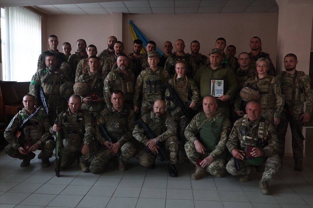 Сырский побывал на передовой и наградил лучших пехотинцев ВСУ. Фото