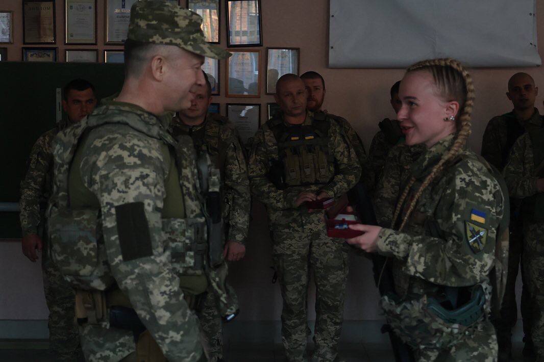 Сирський побував на передовій та нагородив найкращих піхотинців ЗСУ. Фото