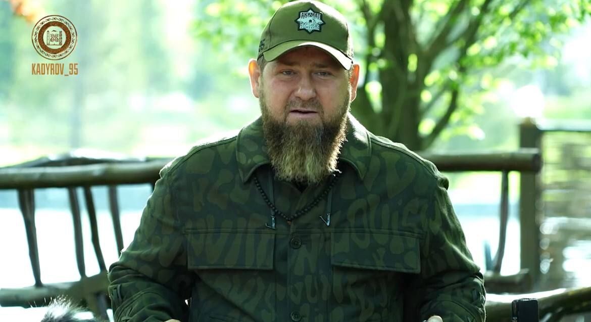 Пока оккупантов отправляют "на мясо": Кадыров засветился в "военной форме" от Louis Vuitton. Фото
