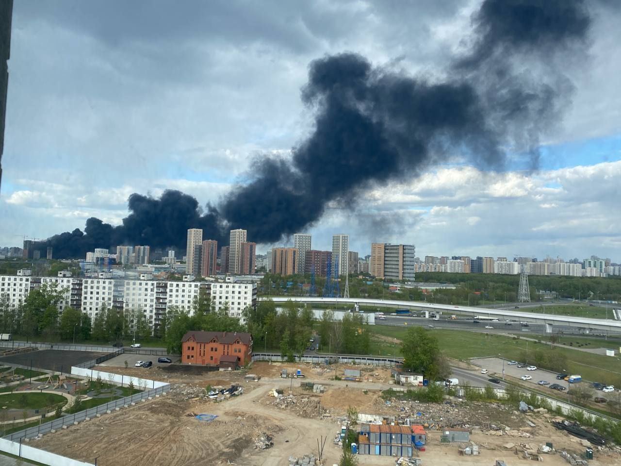 Москву накрыло облако черного дыма: вспыхнул масштабный пожар. Фото и видео