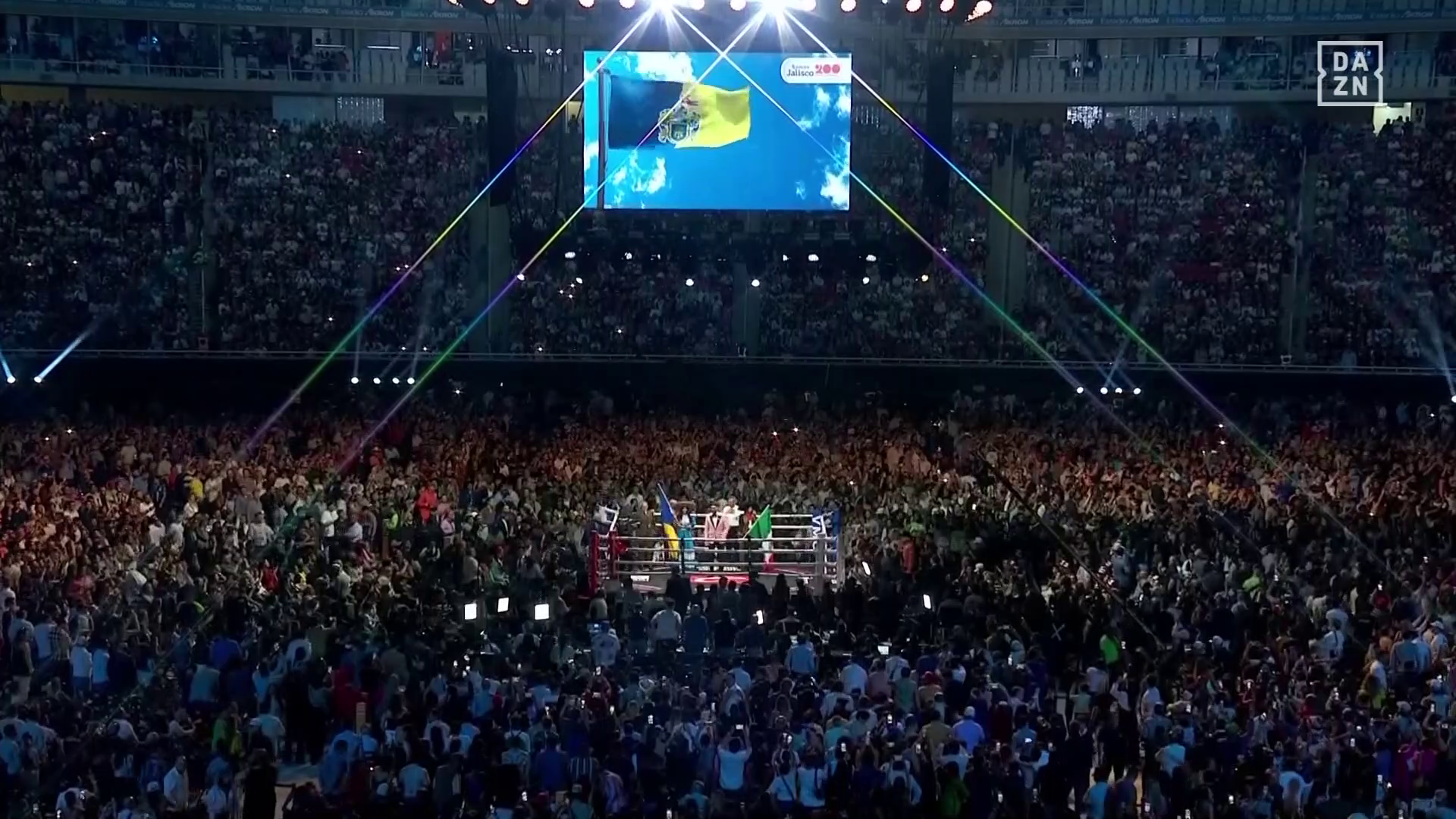 Знаменитый мексиканский боксер вышел на бой под желто-синим флагом. Но есть нюанс