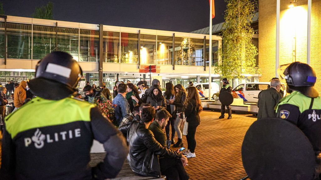 Побилися 300 осіб: на турецькій виборчій дільниці в Нідерландах сталася бійка. Фото