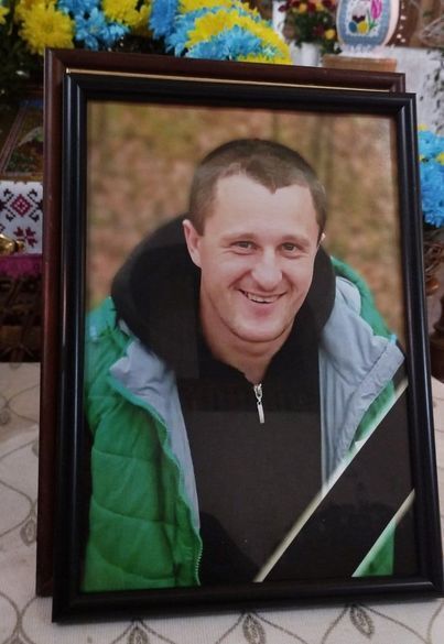 "Никто не сдерживал слез": в Ковеле простились с погибшим в боях за Украину защитником, у которого осталось двое сыновей. Фото