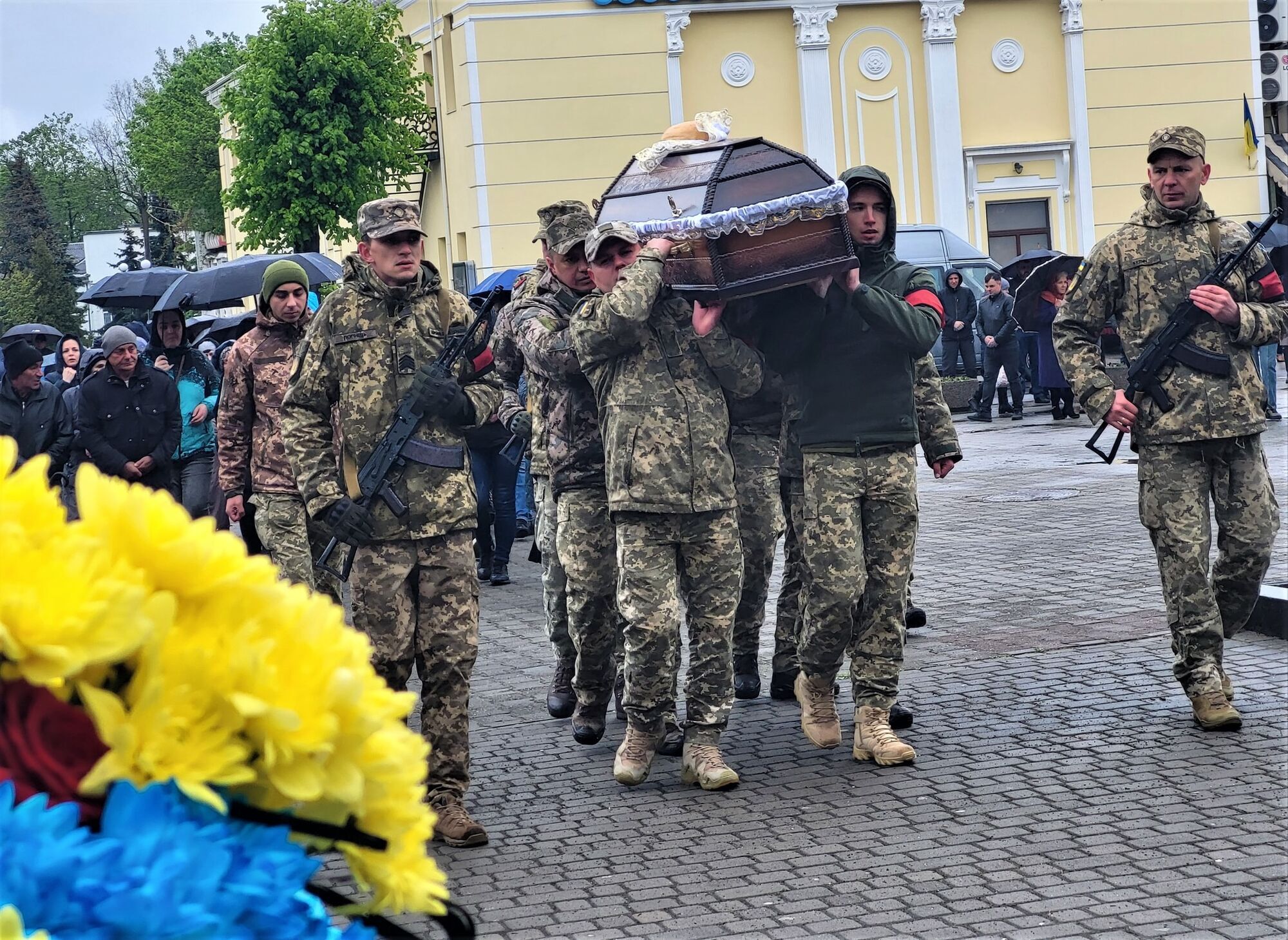"Ніхто не стримував сліз": у Ковелі попрощалися з загиблим у боях за Україну захисником, у якого лишилося двоє синів. Фото 