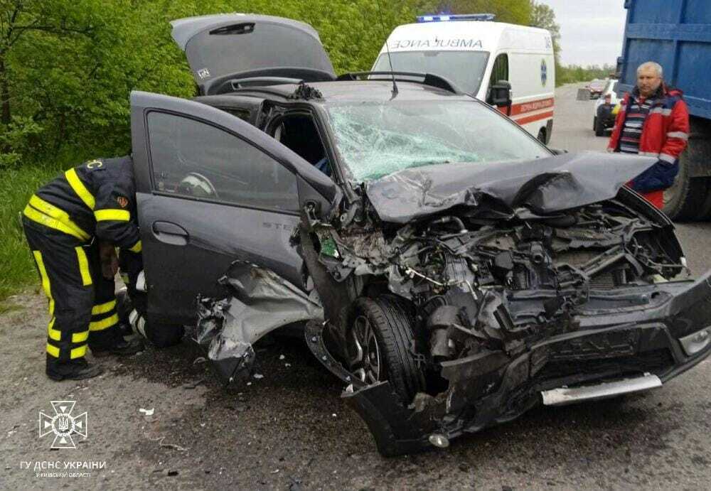 На Киевщине произошло лобовое ДТП с участием легковушки и грузовика: пассажирку вырезали из авто. Фото