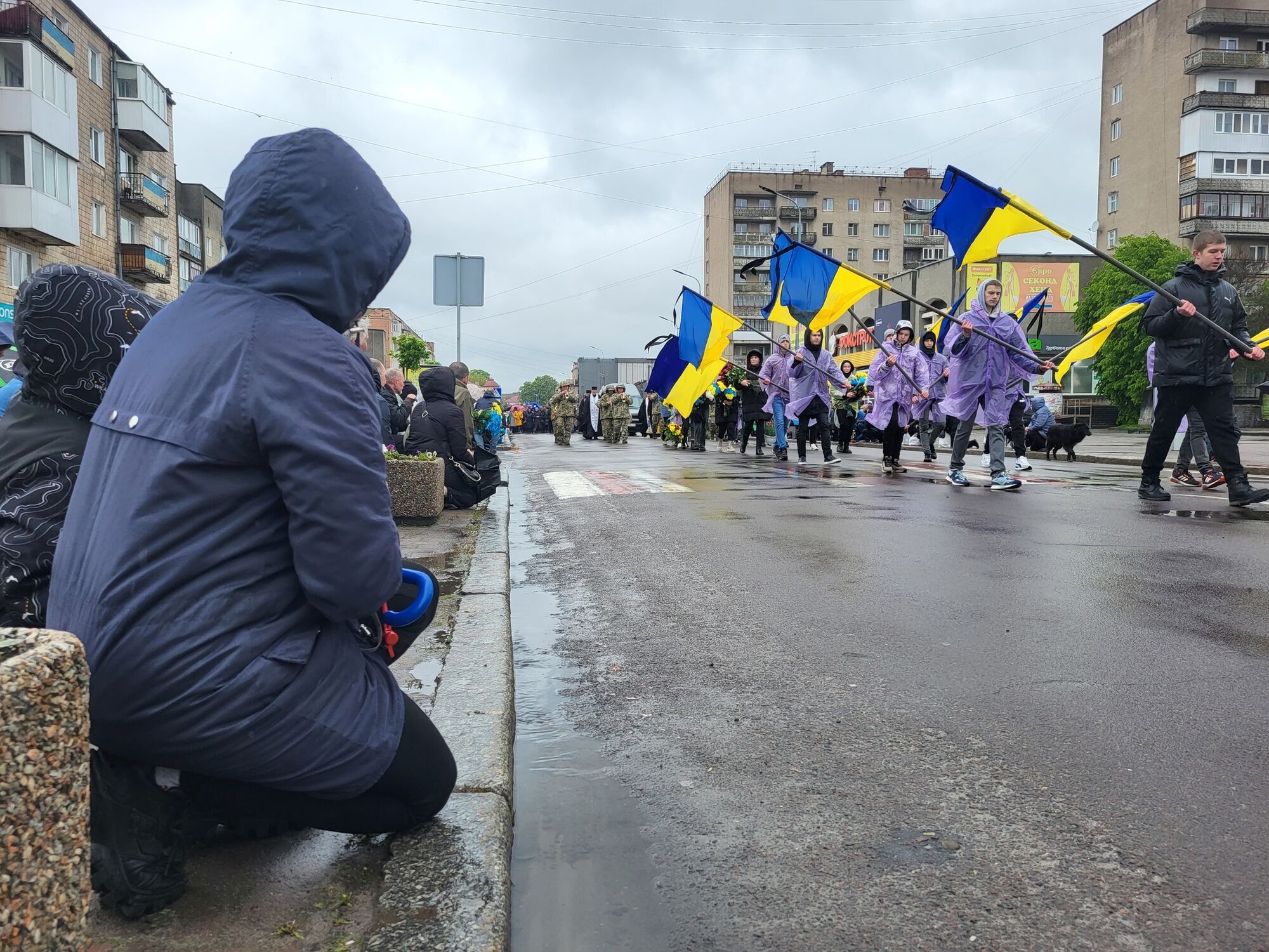 "Ніхто не стримував сліз": у Ковелі попрощалися з загиблим у боях за Україну захисником, у якого лишилося двоє синів. Фото 