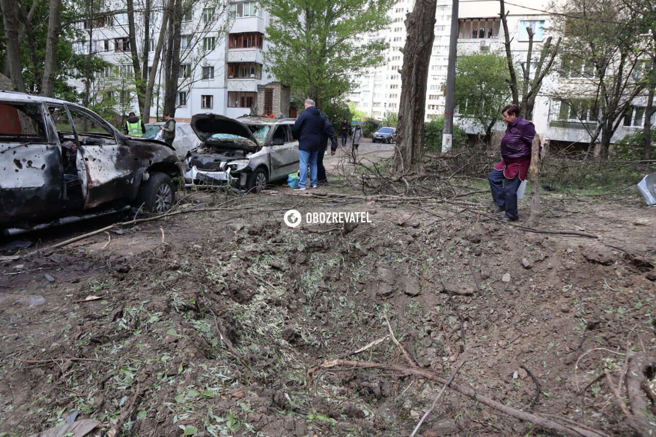 Вибиті вікна в будинках та пошкоджені автомобілі: наслідки російської атаки у Солом’янському районі Києва. Фоторепортаж