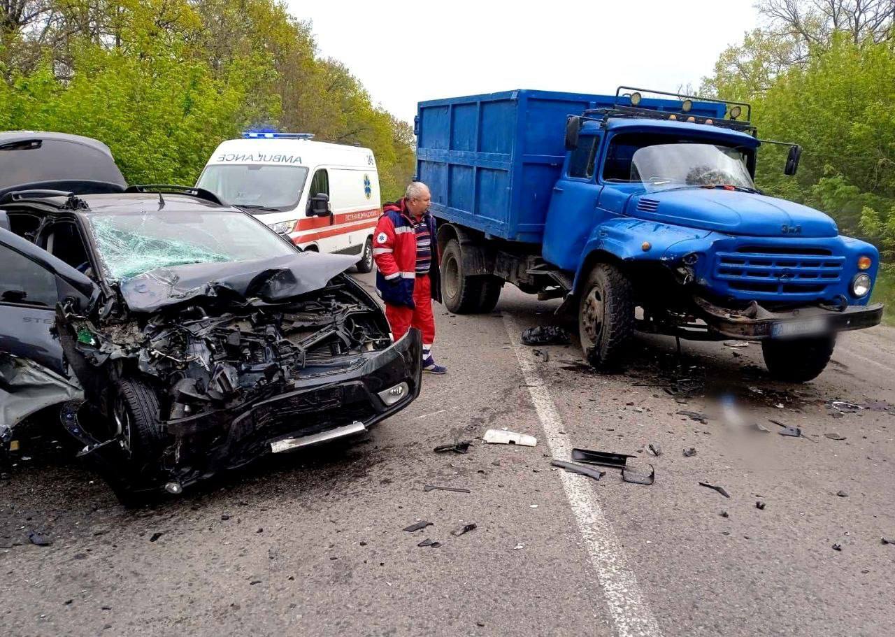На Киевщине произошло лобовое ДТП с участием легковушки и грузовика: пассажирку вырезали из авто. Фото