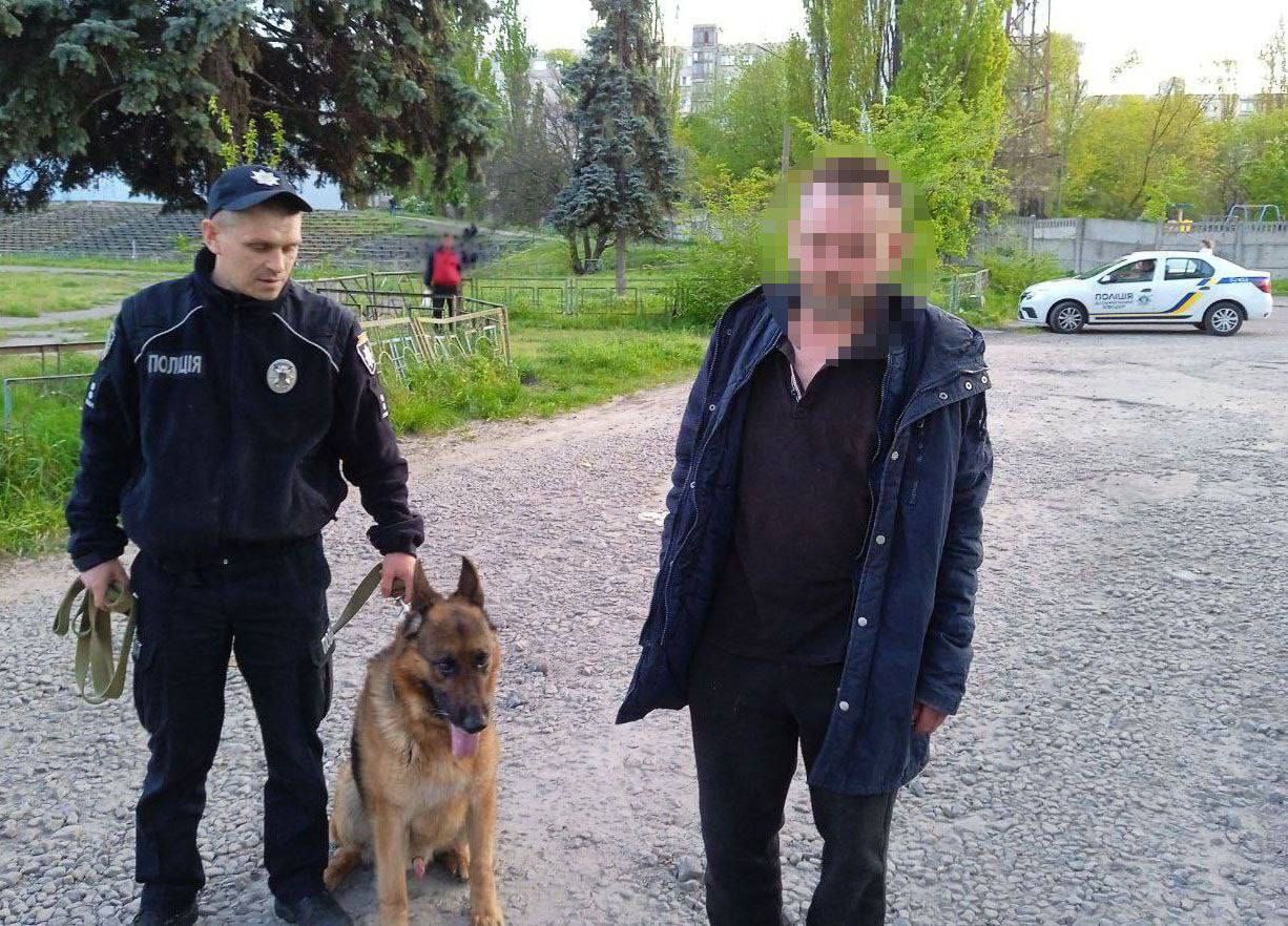 В Киеве рецидивист зарезал мужчину: злоумышленника помог найти служебный пес. Фото и видео