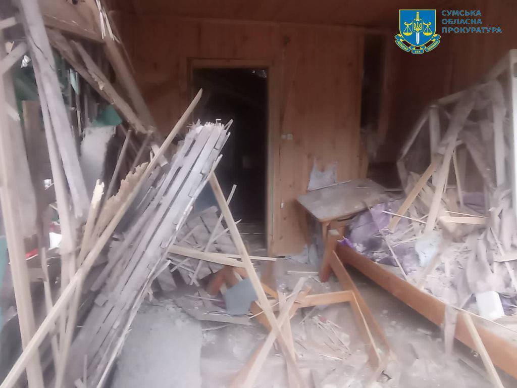 Повреждены здания и имущество, ранены люди: россияне в очередной раз обстреляли Сумщину. Фото