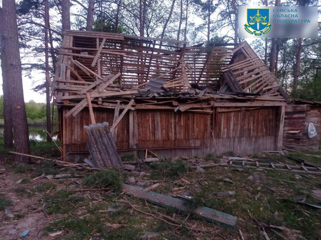 Пошкоджено будівлі та майно, поранено людей: росіяни вкотре обстріляли Сумщину. Фото