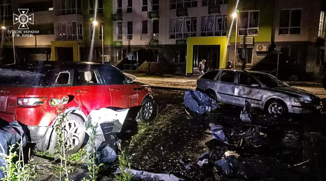 Повреждены авто и жилой дом: в результате падения обломков дронов в Киеве пострадали пять человек. Фото
