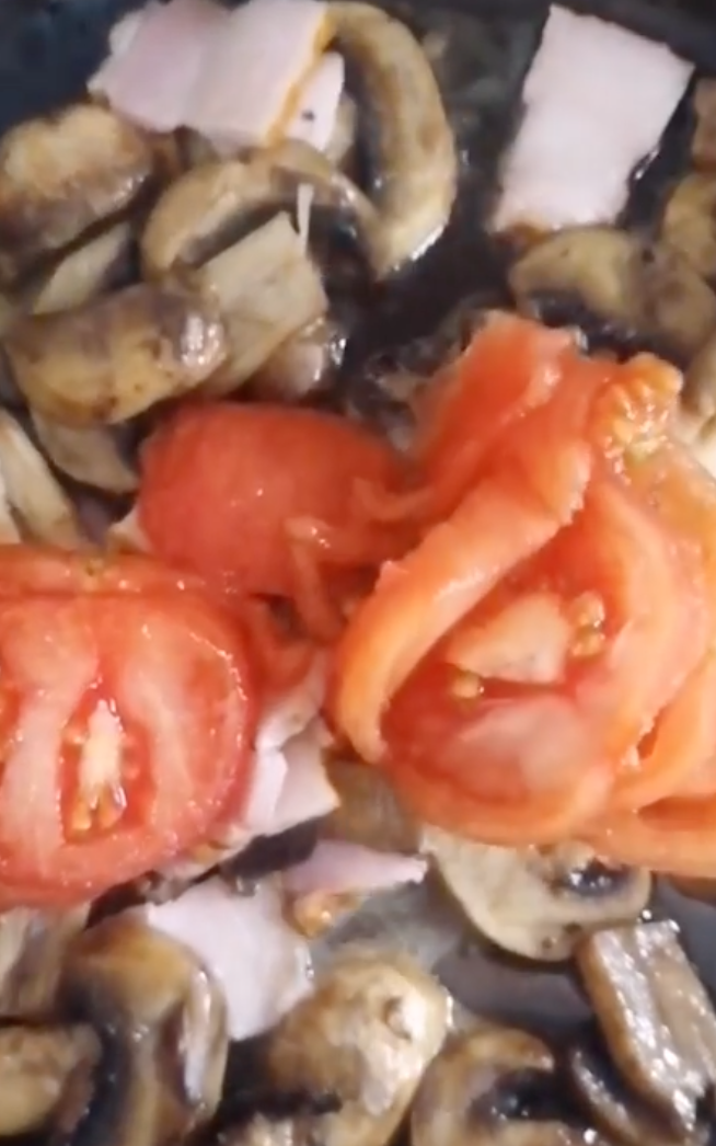 Жареные грибы, бекон и помидор