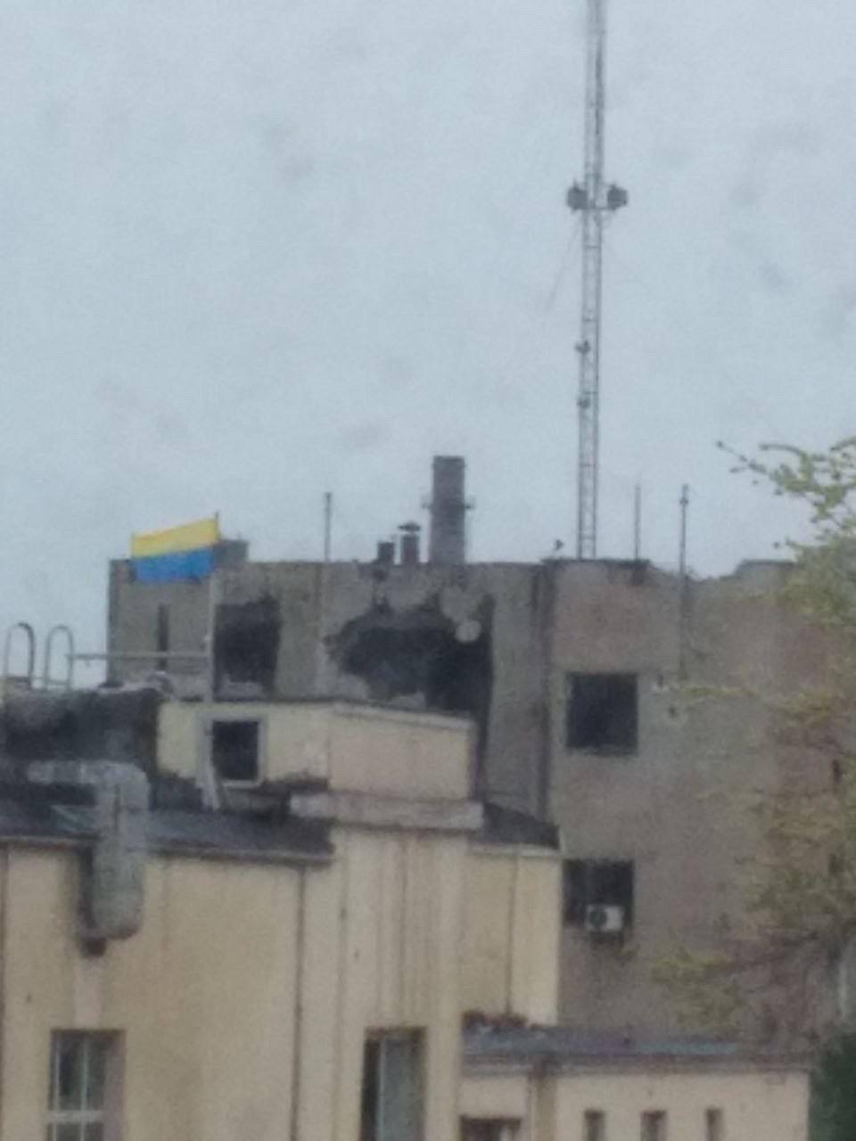 Ждут ВСУ: в Мариуполе на здании дворца культуры вывесили украинский флаг. Фото