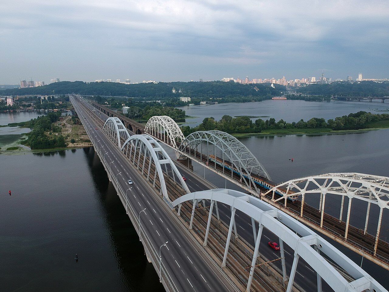У Києві в 1945 році потяги переїжджали річку Дніпро по дерев’яному мосту. Унікальне фото