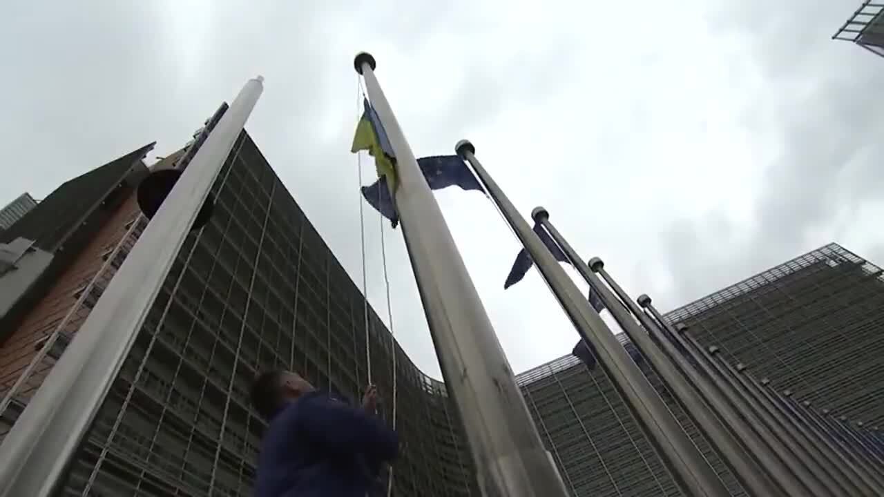 У здания Еврокомиссии в День Европы подняли флаг Украины. Видео