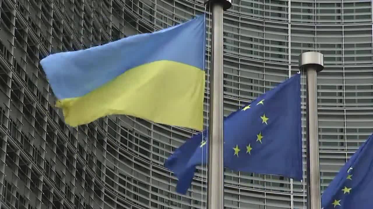 У здания Еврокомиссии в День Европы подняли флаг Украины. Видео