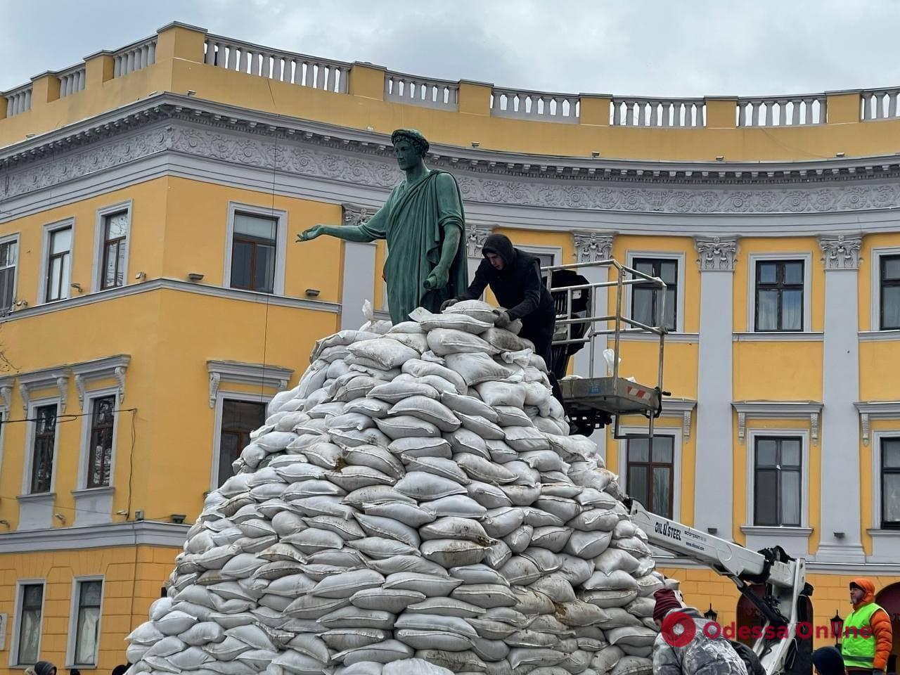 В знак солидарности с Украиной: в Ливерпуле обложили мешками с песком памятник. Видео