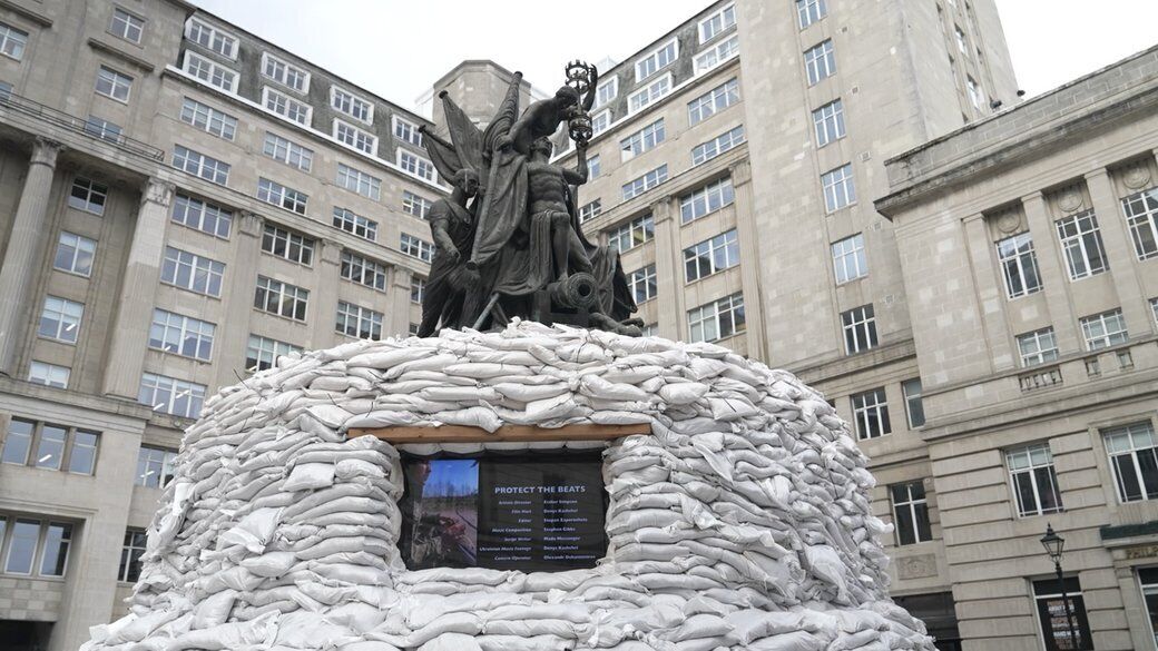 На знак солідарності з Україною: у Ліверпулі обклали мішками з піском пам'ятник. Відео