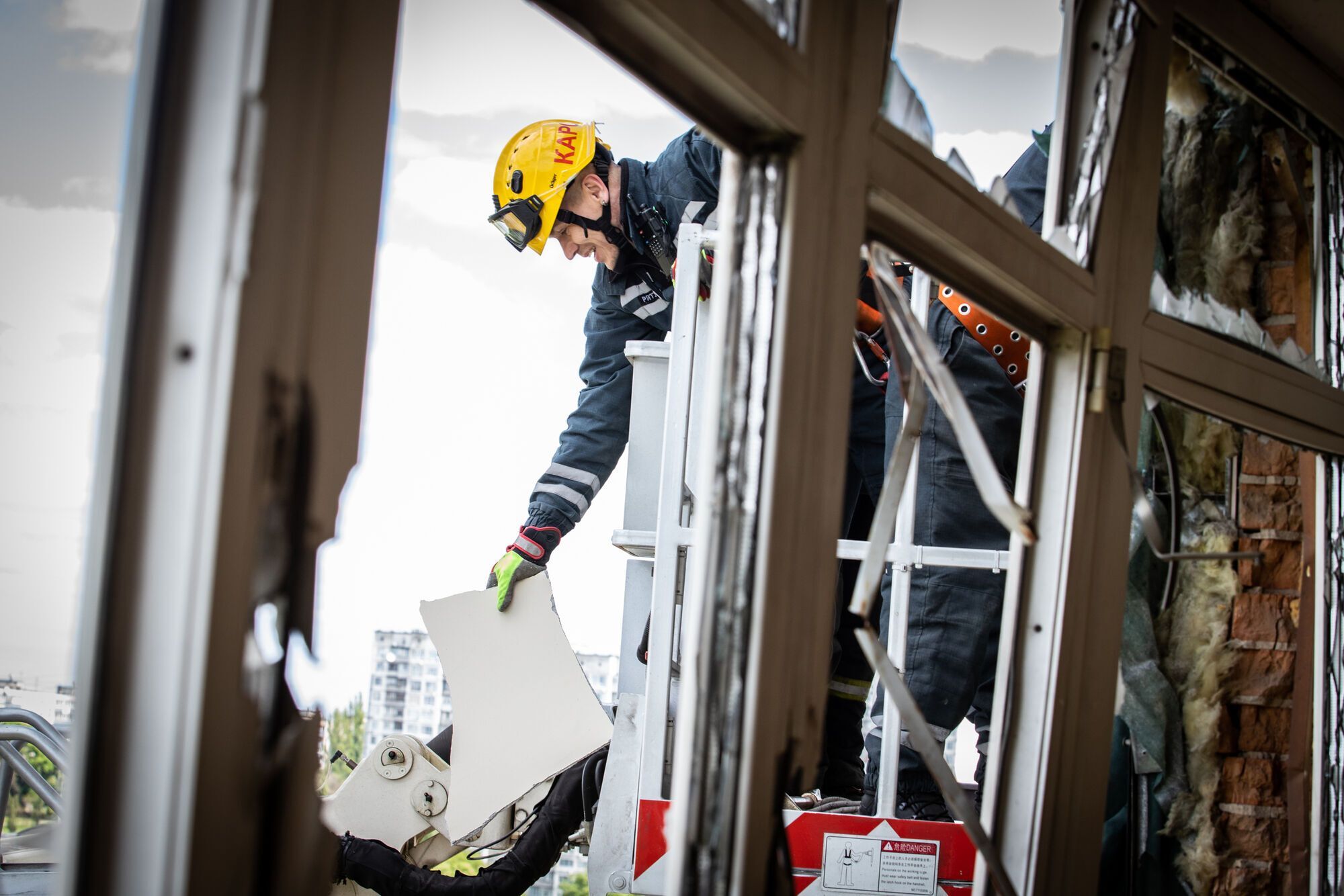 Спасатели завершили разбор аварийных конструкций многоэтажки в Киеве: на очереди восстановление дома. Фото