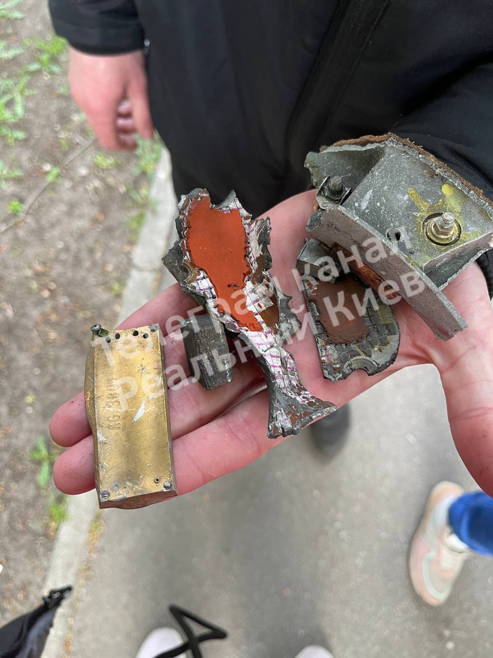 У Києві внаслідок падіння уламків ракети РФ виникло займання: деталі ворожої атаки. Фото