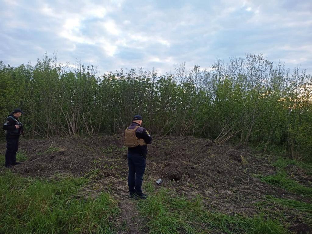 На Київщині виявили 8-метрову вирву, яка виникла внаслідок ворожих обстрілів. Фото