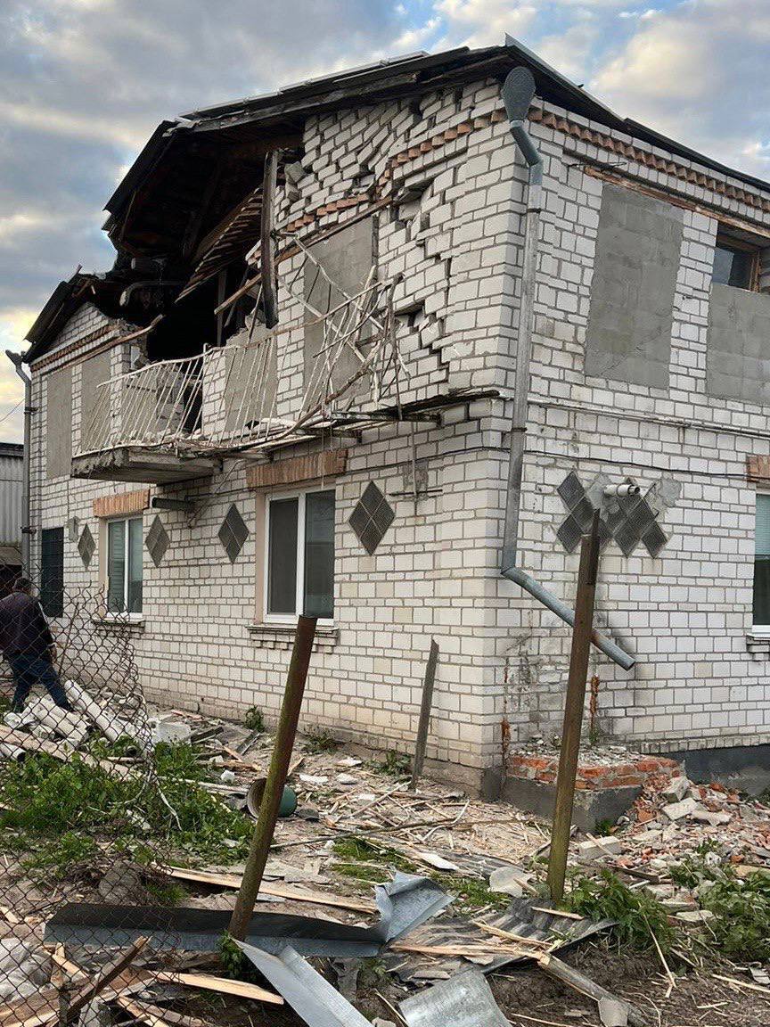 В Киевской области обнаружили обломки сбитых российских ракет: поврежден дом. Фото
