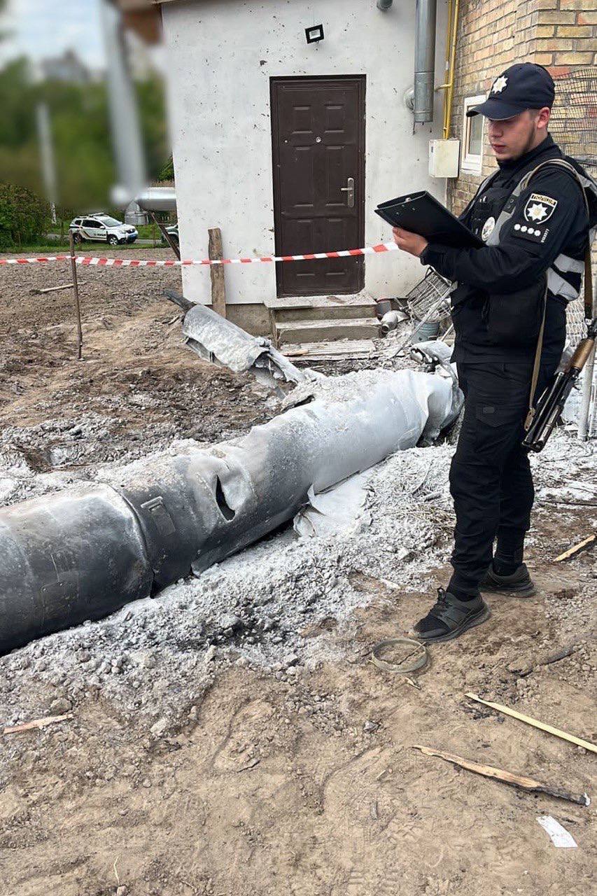 В Киевской области обнаружили обломки сбитых российских ракет: поврежден дом. Фото