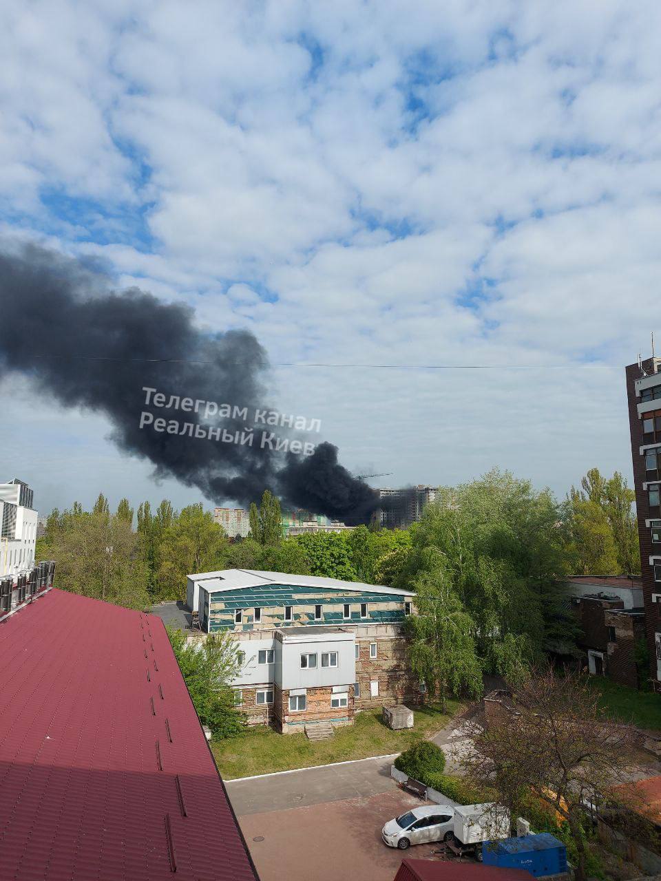 Піднявся стовп чорного диму: у Києві  сталась пожежа у новобудові. Фото і відео