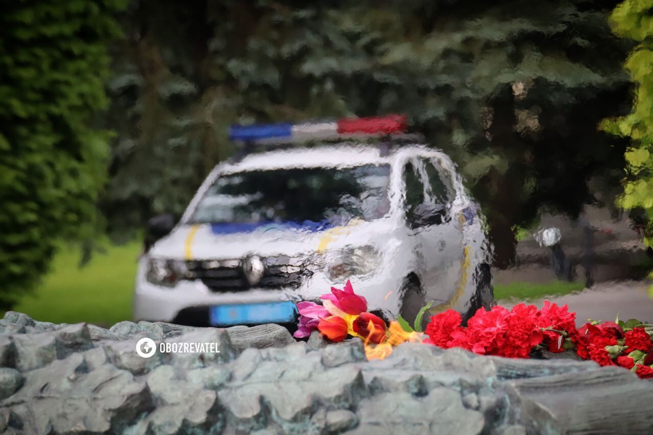 Единичные прохожие и полиция: как проходит 9 мая в Киеве у Мемориала вечной славы. Фоторепортаж