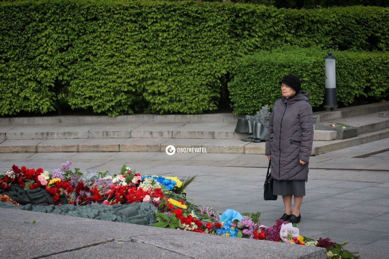 Поодинокі перехожі та поліція: як проходить 9 травня в Києві біля Меморіалу вічної слави. Фоторепортаж