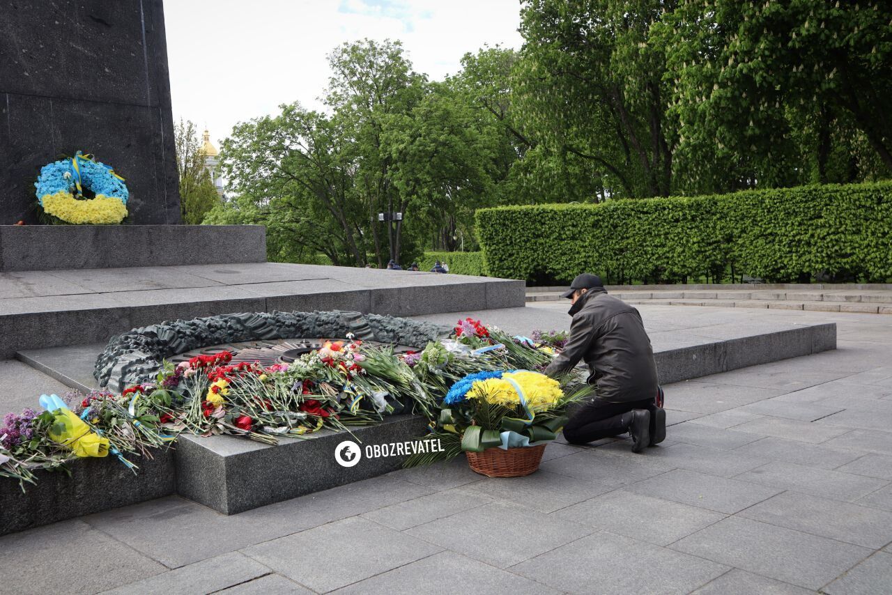 Единичные прохожие и полиция: как проходит 9 мая в Киеве у Мемориала вечной славы. Фоторепортаж