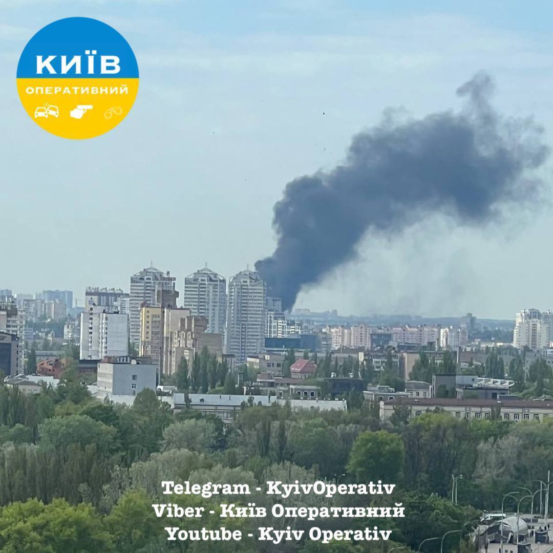 Піднявся стовп чорного диму: у Києві  сталась пожежа у новобудові. Фото і відео