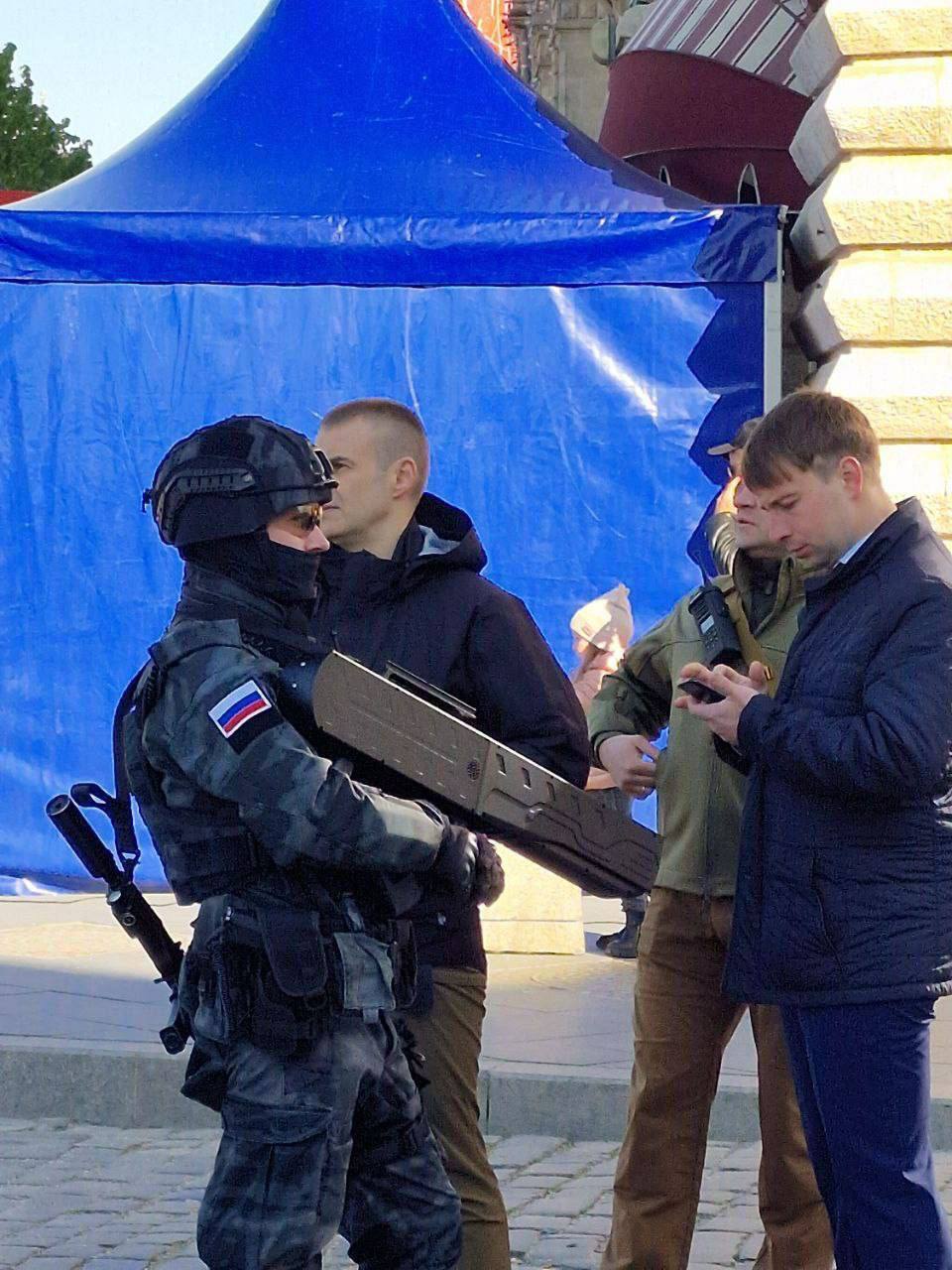 Бояться "бавовни": на параді в Москві помітили силовика з антидроновою рушницею. Фото 