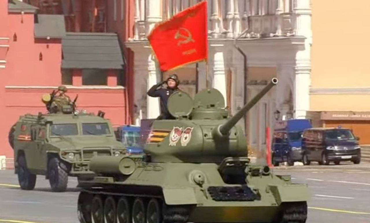 "Музейний" танк зразка 40-х років і Путін з валізкою: Росія  зганьбилася парадом на 9 травня в Москві, у росіян істерика. Відео 