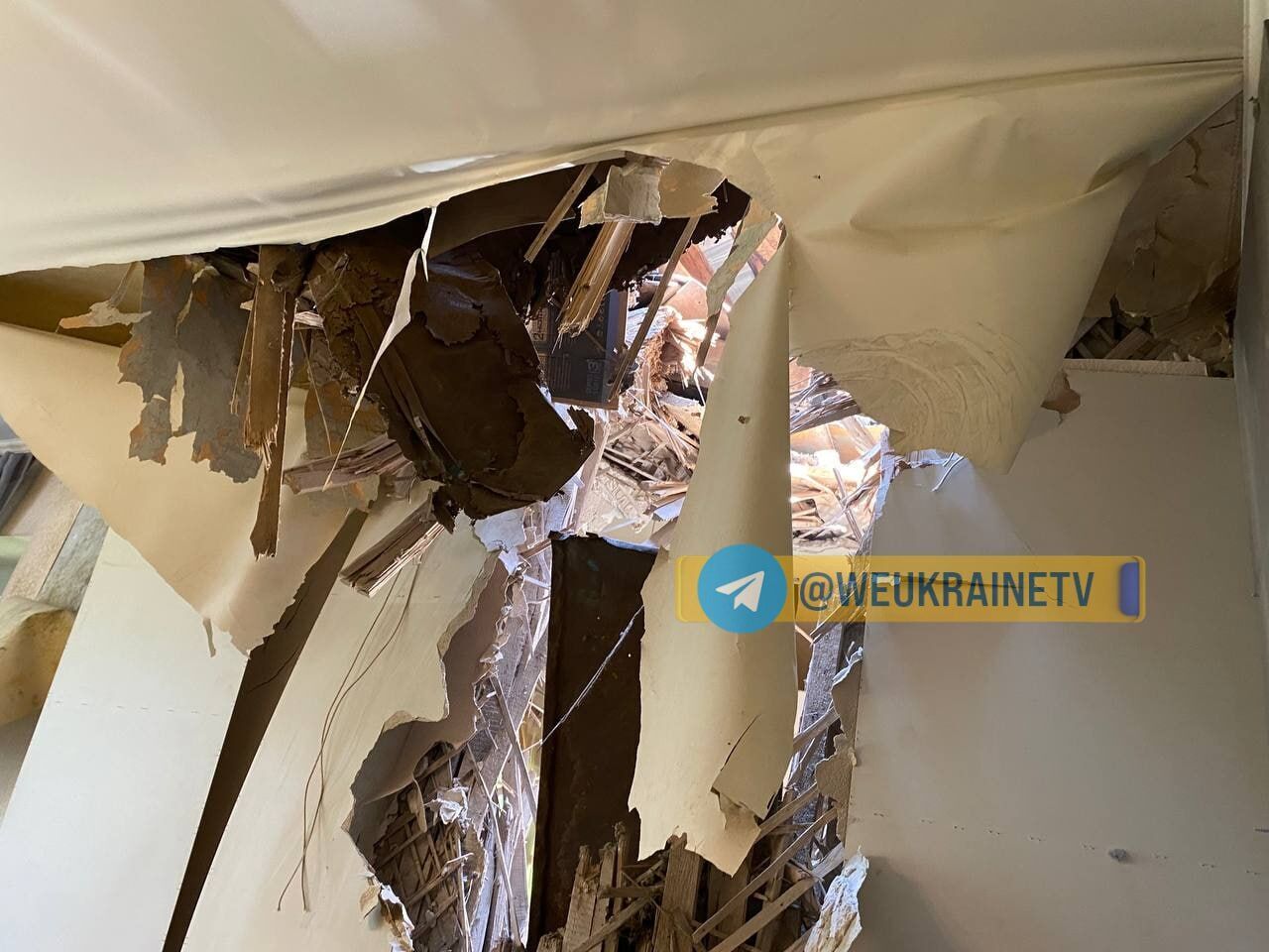 Пробило крышу и перекрытие этажа: в сети показали фото квартиры, на которую упали обломки ракеты РФ в Днепре