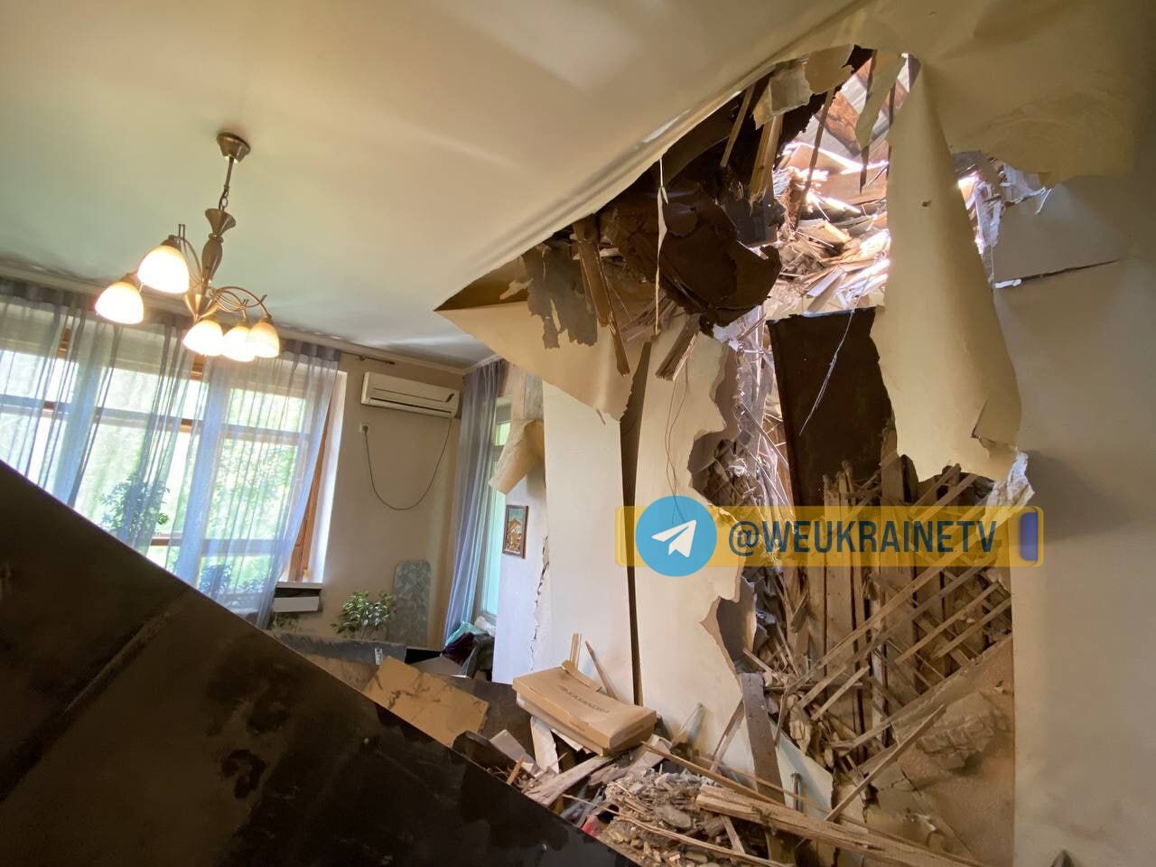 Пробило крышу и перекрытие этажа: в сети показали фото квартиры, на которую упали обломки ракеты РФ в Днепре